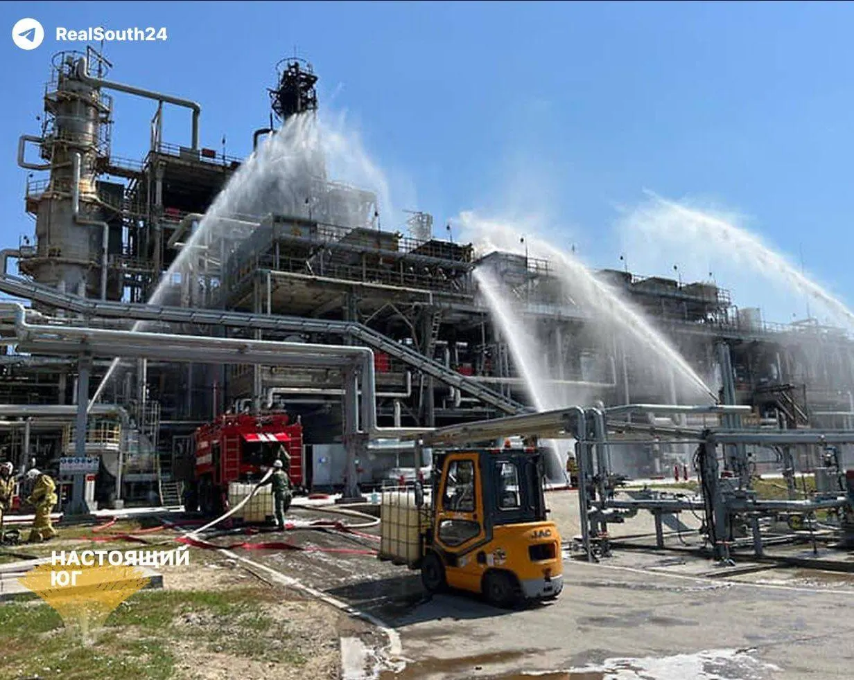 Август оказался сложным месяцем для нефтепереработки: атаки на НПЗ снизили выпуск, бензин дорожает и возникают перебои.