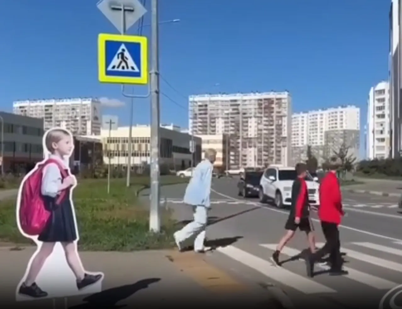 В Челябинске возле школ появились картонные ростовые фигуры детей у пешеходных переходов в целях повышения внимания водителей.