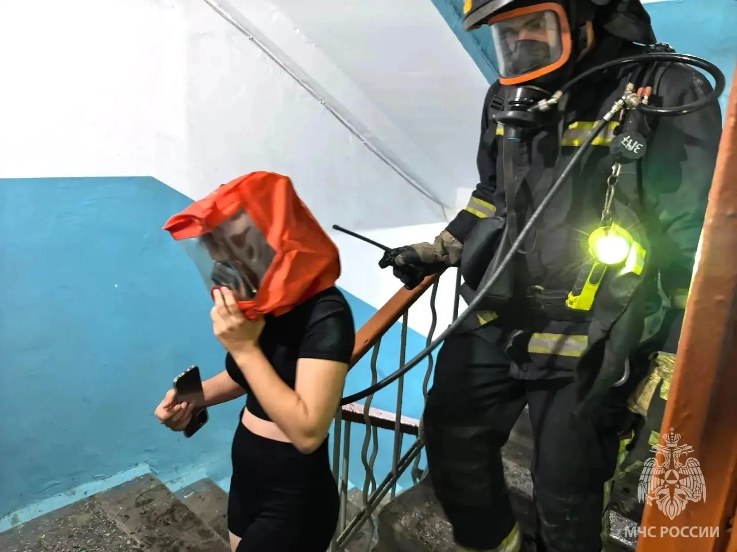 Пожар произошёл ночью в подъезде; восемь человек выведены спасателями, ещё девять сами эвакуировались на улицу. Хозяйка горящей квартиры получила вред от угарного газа. Причины устанавливаются.