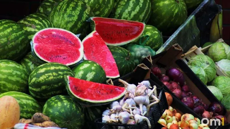 Покупайте бахчевые только в проверенных точках продажи: разрезанные плоды могут быть заражены микробами, а посещение сомнительных торговых точек несет риск санитарных нарушений.