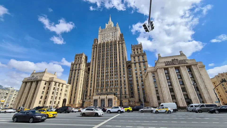 Заместитель министра иностранных дел заявил, что заморозка войны без решения корневых причин недопустима; обсуждаются роль США и дипломатические пути урегулирования.