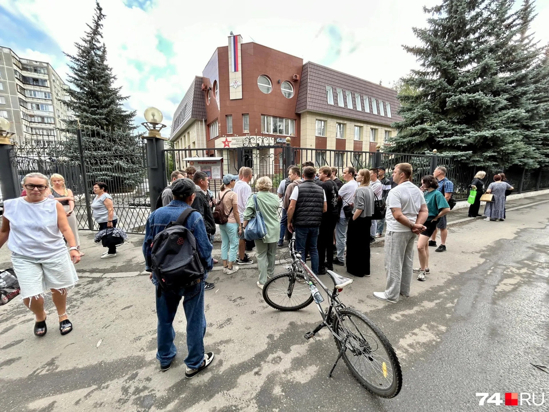 Увеличили штат сотрудников и внедрили новые процедуры, чтобы сократить время ожидания очередников.
