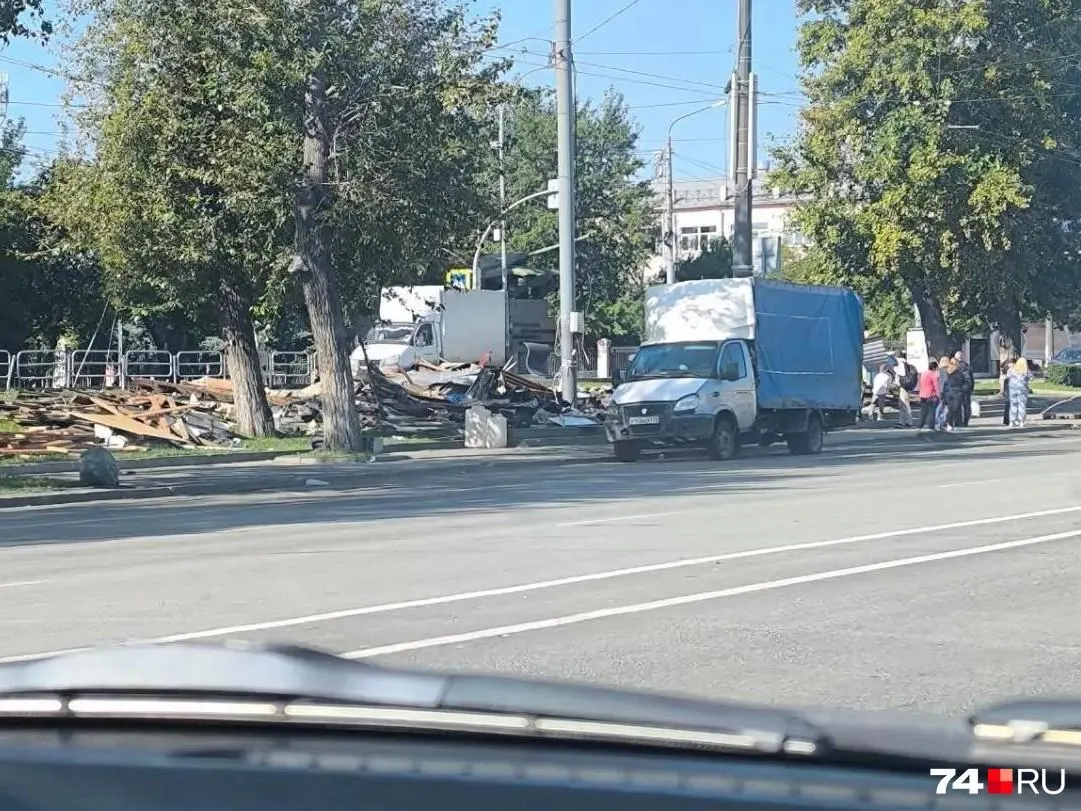 Договор с подрядчиком расторгнут из-за невыполнения требований дизайн-кода; на месте остановочного комплекса планируется установка новой конструкции, дата открытия пока не известна.