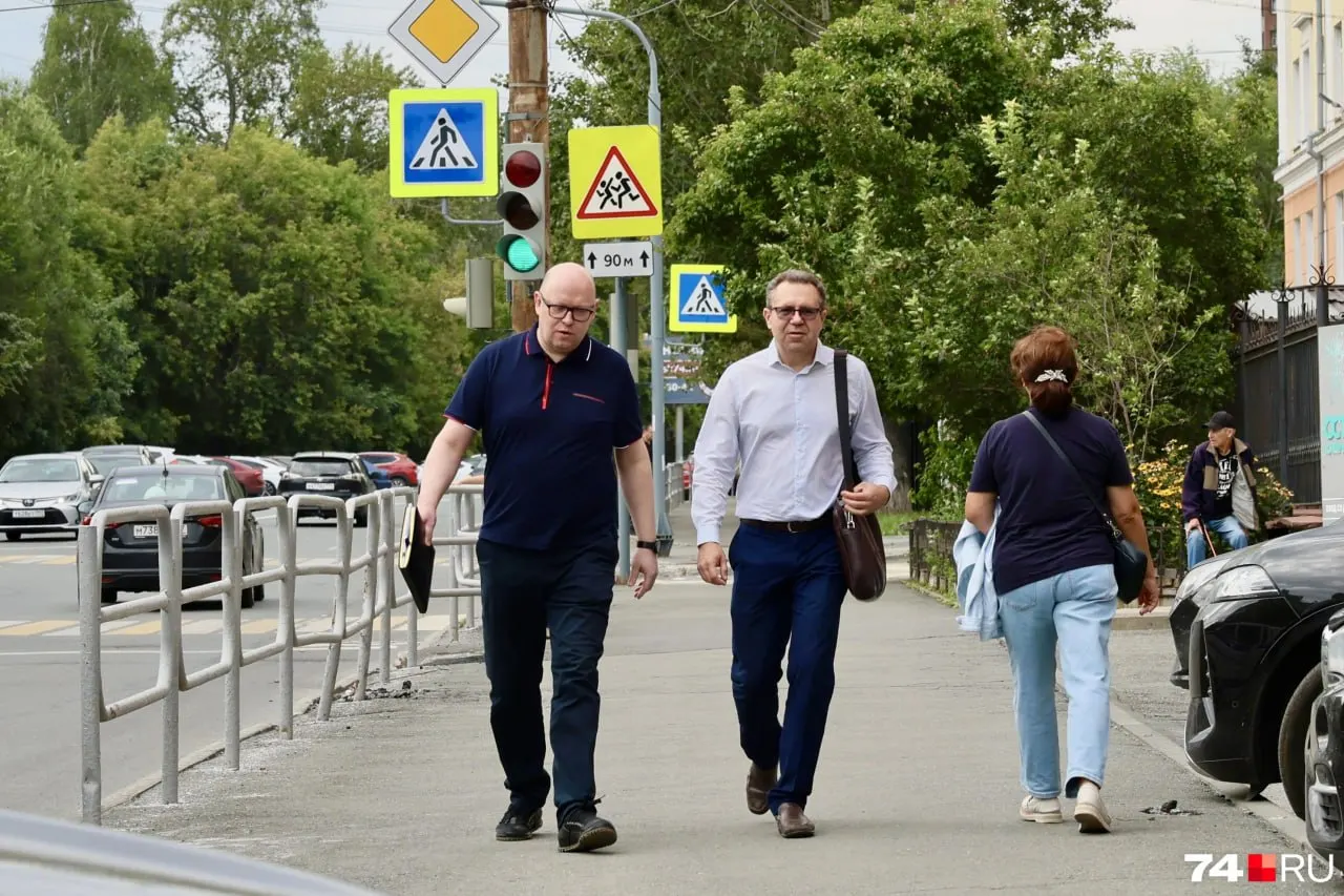 В Челябинске рассматривают дело бывшего министра дорожного хозяйства: обвинение — растрата бюджетных средств и взятка в 500 тысяч рублей. Главную роль в деле играет экс-губернатор и цепь компаний, контролировавших большую часть госзаказов на дороги.