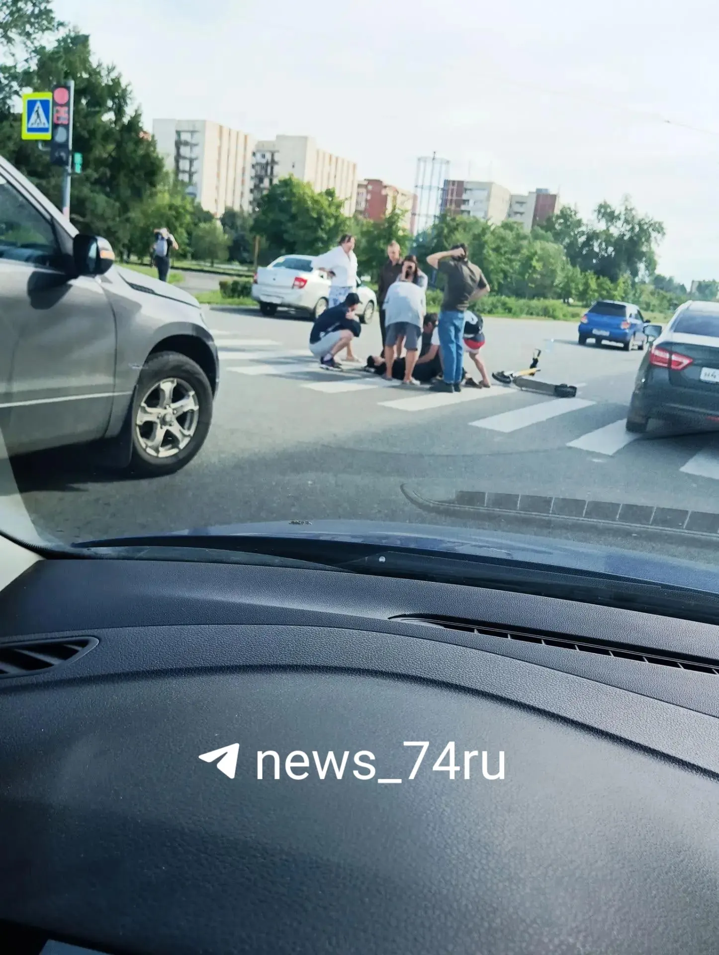 Очевидцы сообщают, что пострадавшая лежит в сознании; рядом люди ждут скорой. Подробности уточняются в ГИБДД.