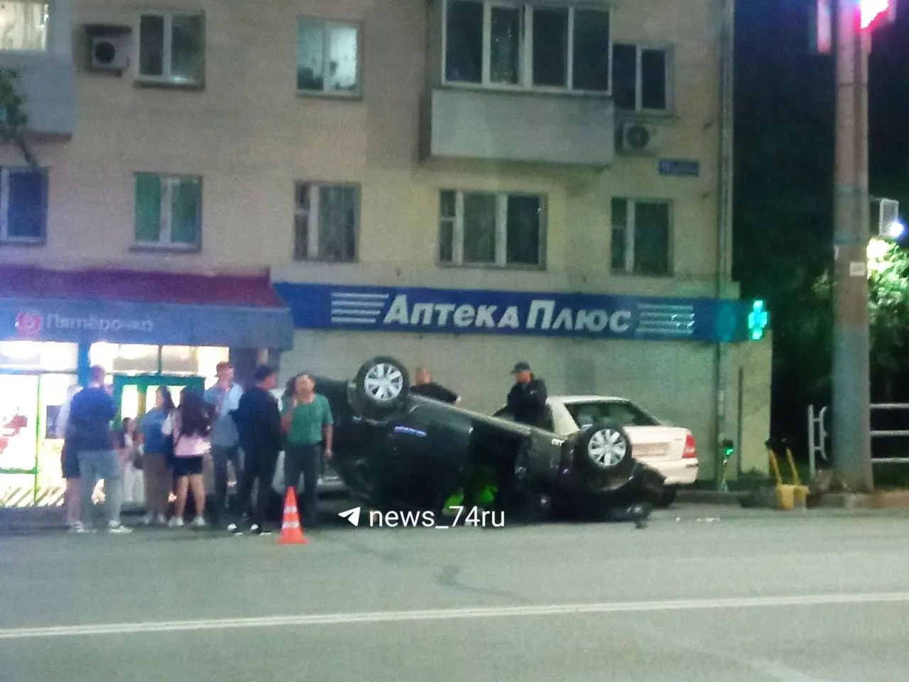 Очевидцы сообщают о серьёзной аварии на Свердловском проспекте; на месте работают сотрудники ГАИ, одна машина оказалась на крыше.