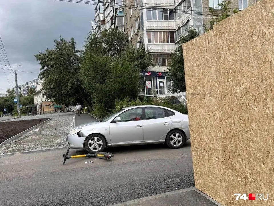 По данным местных жителей и ГИБДД, на новой велодорожке зафиксированы аварии; забор ограничивает обзор, власти обещают обустроить пешеходный переход и вернуть знаки «Жилая зона».