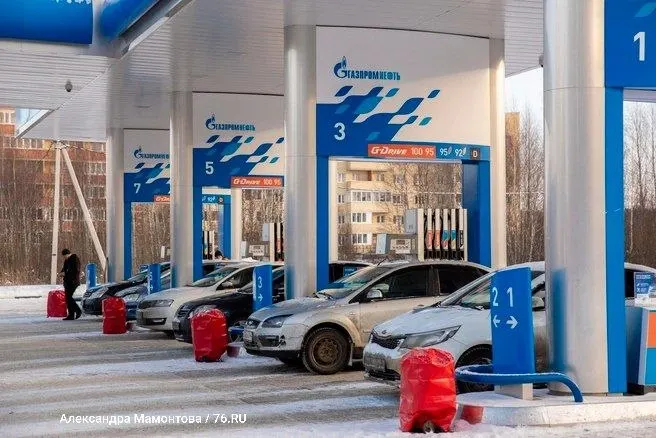 Газпромнефть сняла лимиты на заправках в Петербурге, Ленобласти и Москве, а также в девяти регионах России.