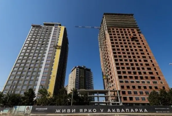 На рынке новостроек Челябинска почти половина сделок сопровождается скидками; запасы жилья растут, ввод жилья сокращается, отрасль ищет способы выживания.