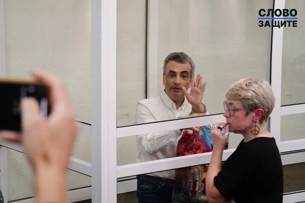 Суд вынес один из самых жестких сроков по делам о «фейках» и дискредитации; последовавшие отклики друзей, коллег и правозащитников демонстрируют тревогу вокруг свободы слова в стране.