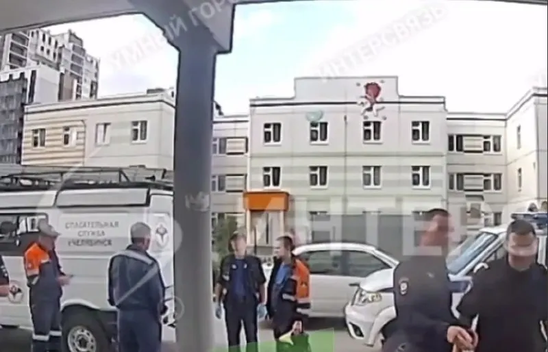 Следственные органы устанавливают обстоятельства гибели женщины, найденной у жилого дома в Парковом районе.