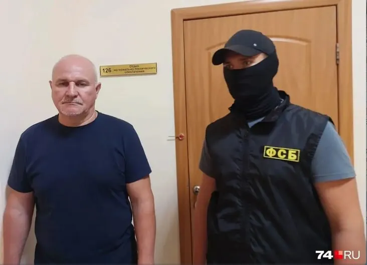 Высокопоставленный пристав задержан по подозрению во взятке; во всех случаях обысков прошли на работе и по месту жительства. Обвиняемому грозит штраф до 500 тысяч рублей и до восьми лет лишения свободы; избран домашний арест.