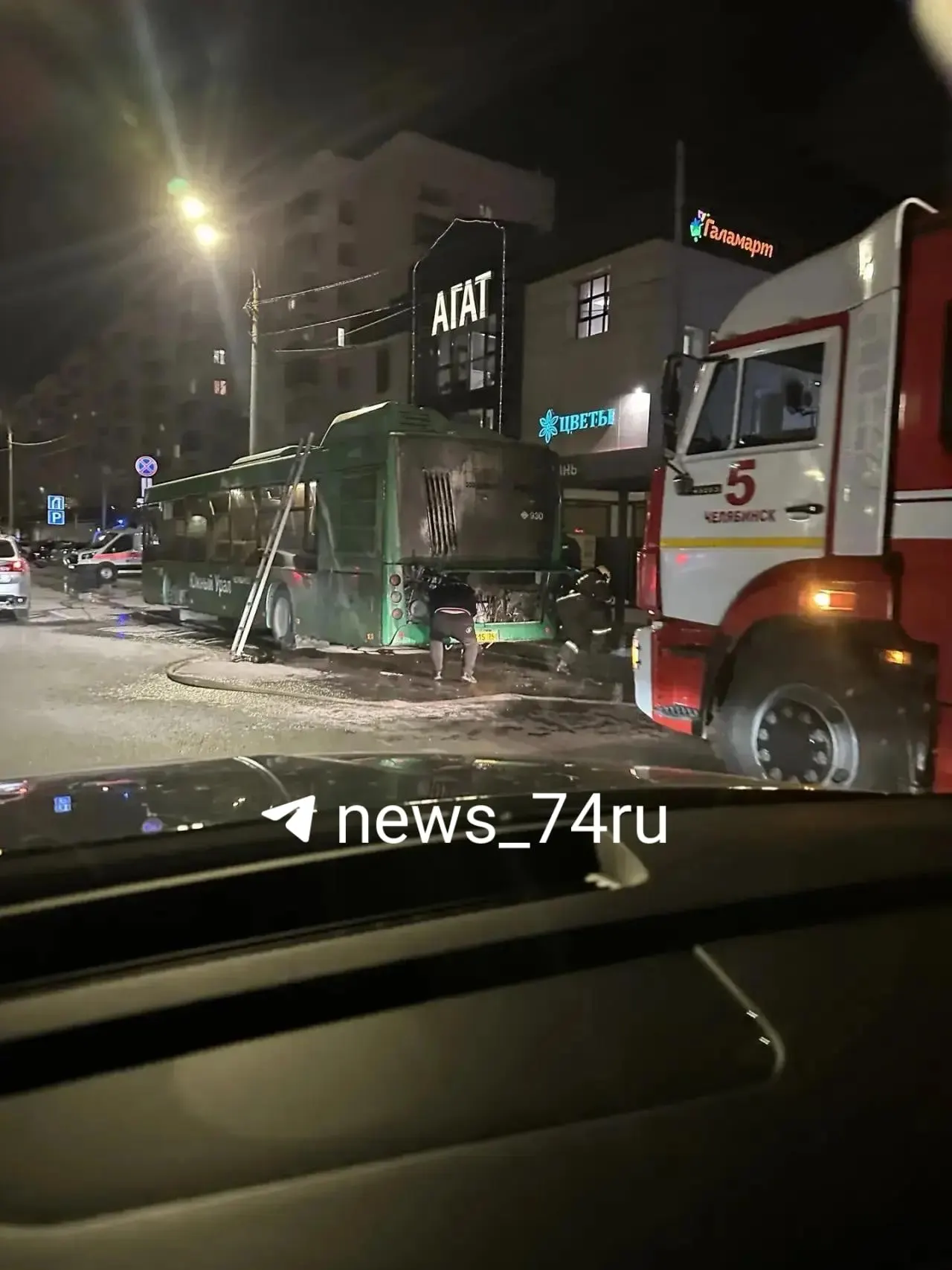 Автобус загорелся во время движения возле торгового центра; пассажиры вышли из салона, пострадавших нет. Обстоятельства происшествия уточняются.