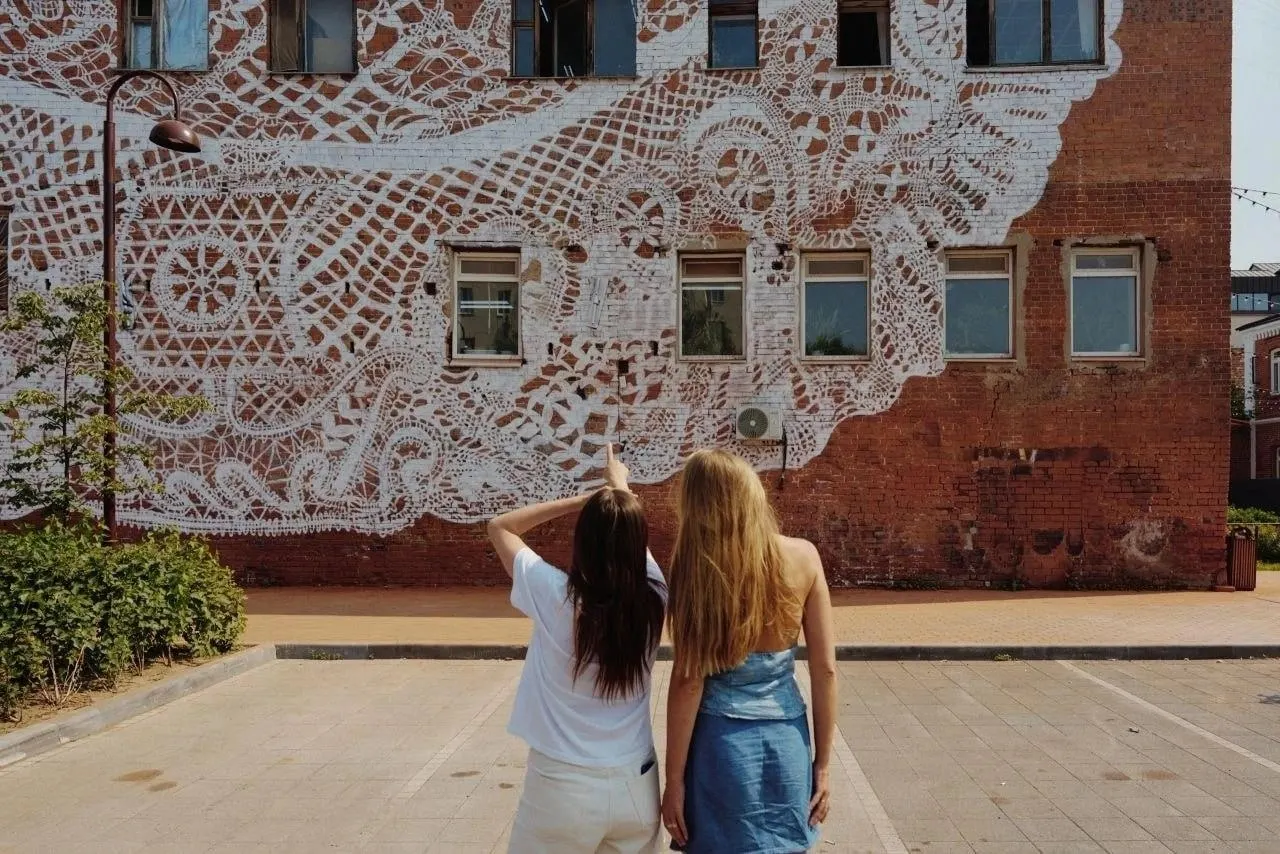 На стене швейной фабрики в центре города появился мурал, основанный на кружеве «шадринская прошва». Над проектом работали мастерицы Урала: Тюмень, Курган, Шадринск, Челябинск и Екатеринбург.