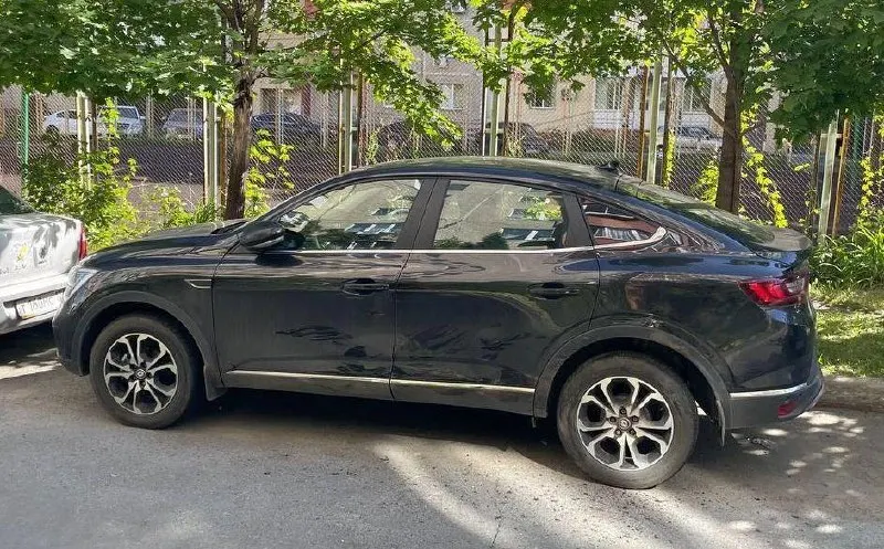 Очевидец увидел аварию: Camry столкнулась с Renault Arkana, номер совпал по данным сервиса, водитель ушёл с места происшествия. Расследование продолжается.