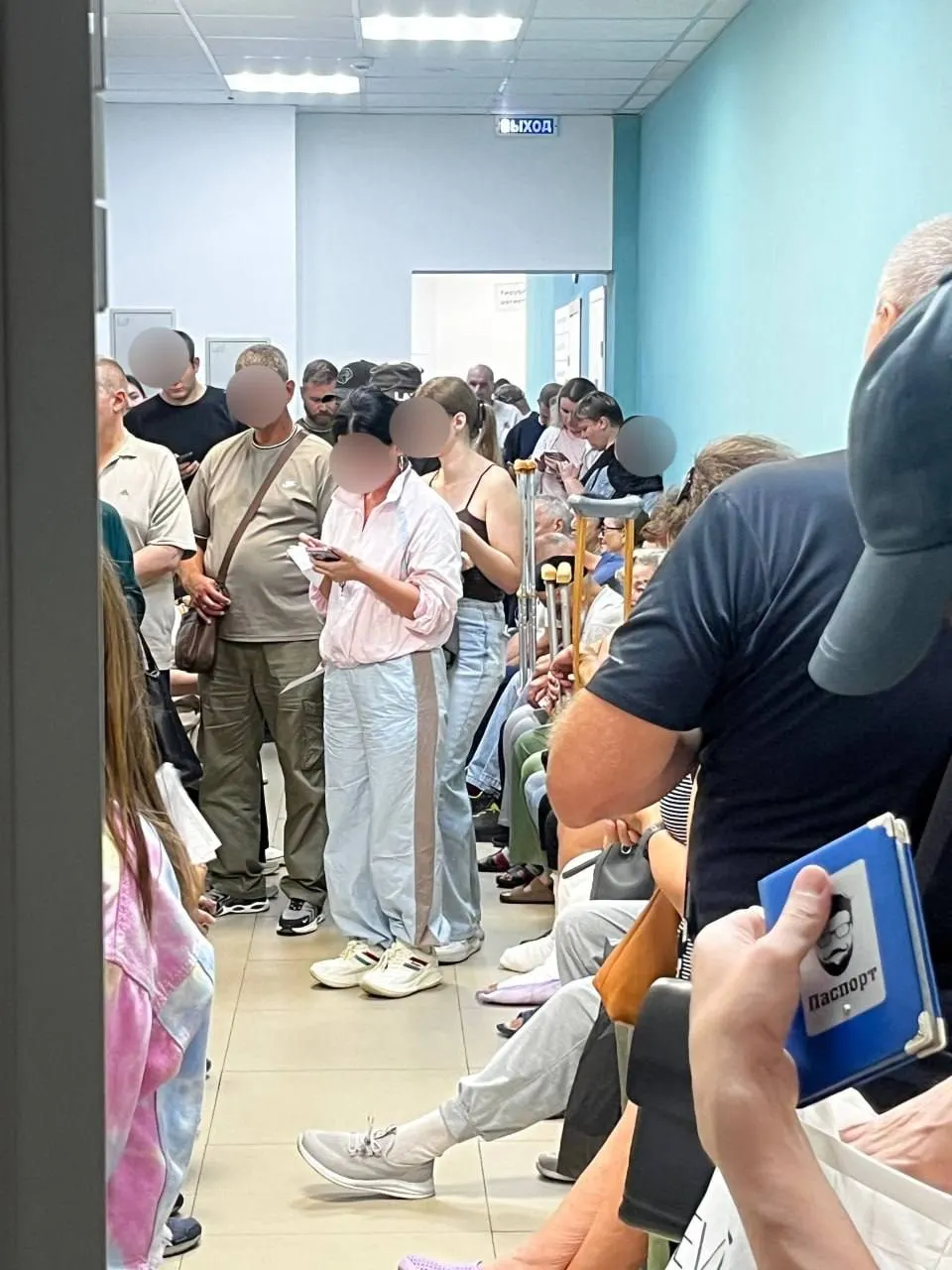 Пациенты рассказали о масштабной очереди к хирургу в поликлинике «Полимедика» на Братьев Кашириных; ситуация осложнилась из-за отсутствия врачей в отпусках.