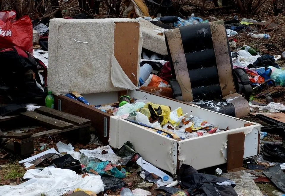 У питьевого источника города разрастается масштабная свалка; региональный оператор отказывается вывозить мусор и перекладывает ответственность на город.