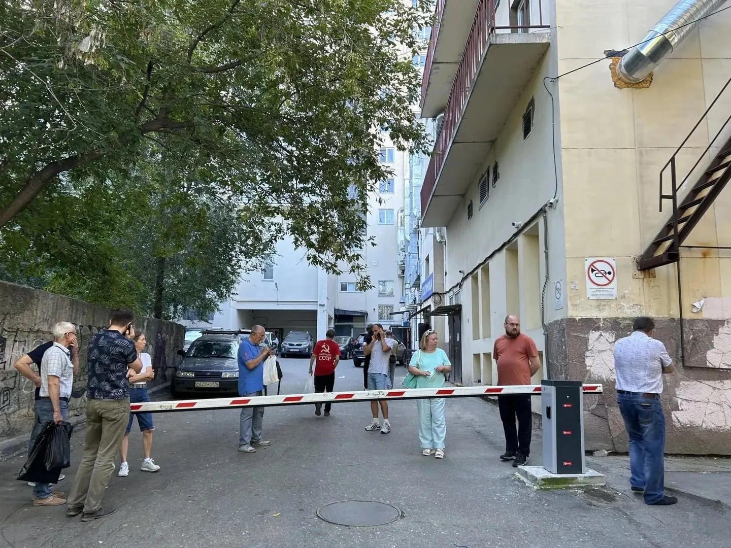 Жители и бизнес спорят из‑за доступ к дворовой зоне и демонтажа шлагбаумов; конфликт перешёл в юридическую плоскость.