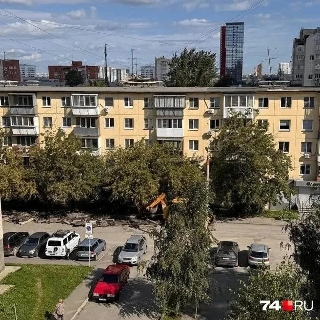 Жители Челябинска выражают недовольство удалением парковочных мест на участке от Красной до Клары Цеткин ради расширения тротуаров и озеленения.