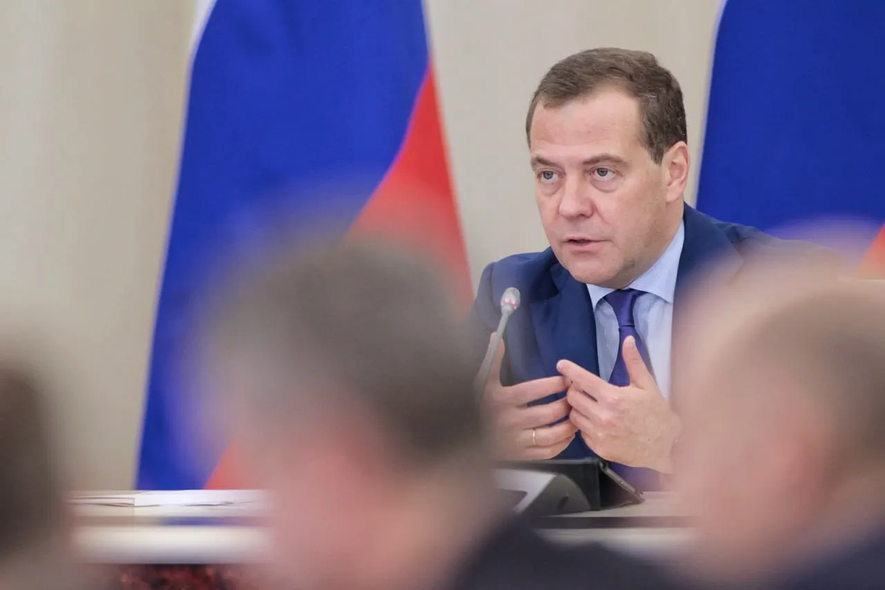 Медведев отметил, что после завершения СВО идеологическое противостояние с Западом сохраняется, однако подчеркивает важность воспитания общества.