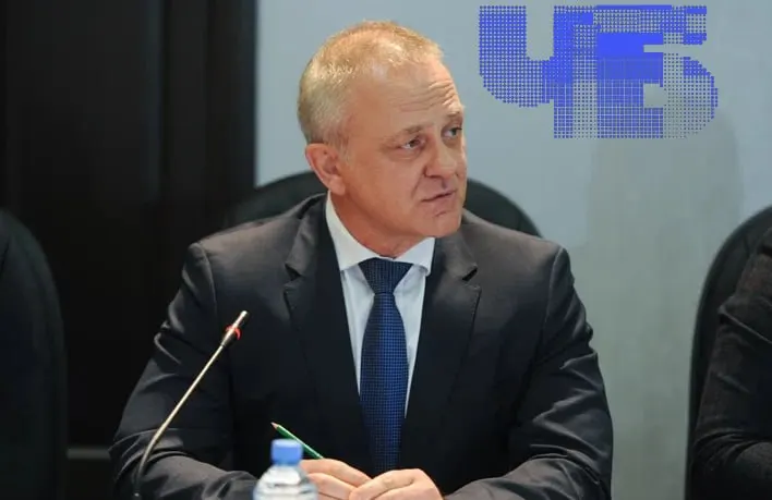 Суд удовлетворил апелляцию прокуратуры и вернул под стражу Анатолия Семенова и его сына; расследование касается фиктивного трудоустройства и госзакупок на крупную сумму.