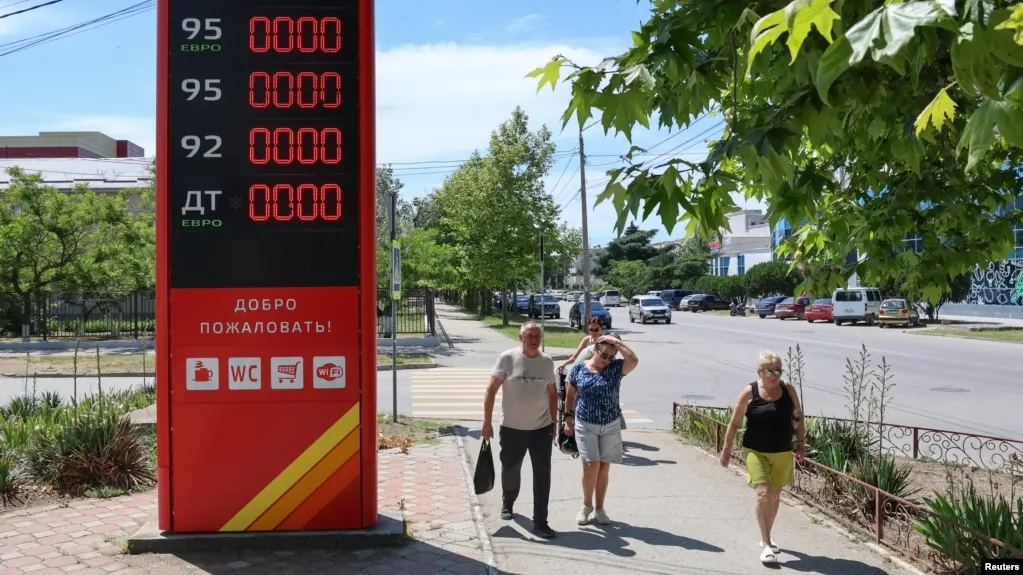 Бензин исчез в Геленджике и окрестностях; власти опубликовали список работающих заправок; очереди к бензоколонкам достигают сотен машин и порой растягиваются на часы.