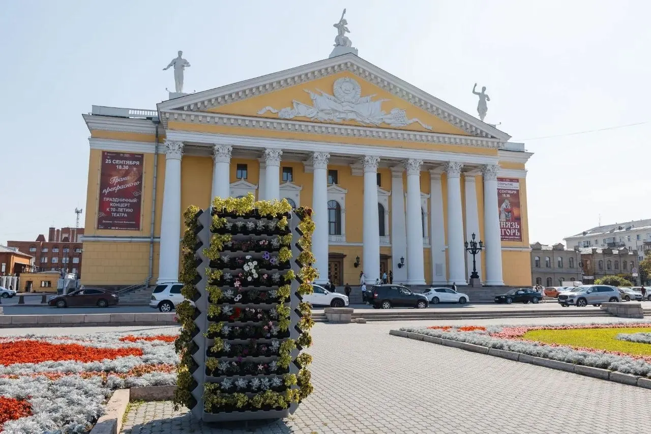 Новый городской проект добавил вертикальные клумбы в трёх местах: у оперного театра, у кинотеатра и у гостиницы «Южный Урал».