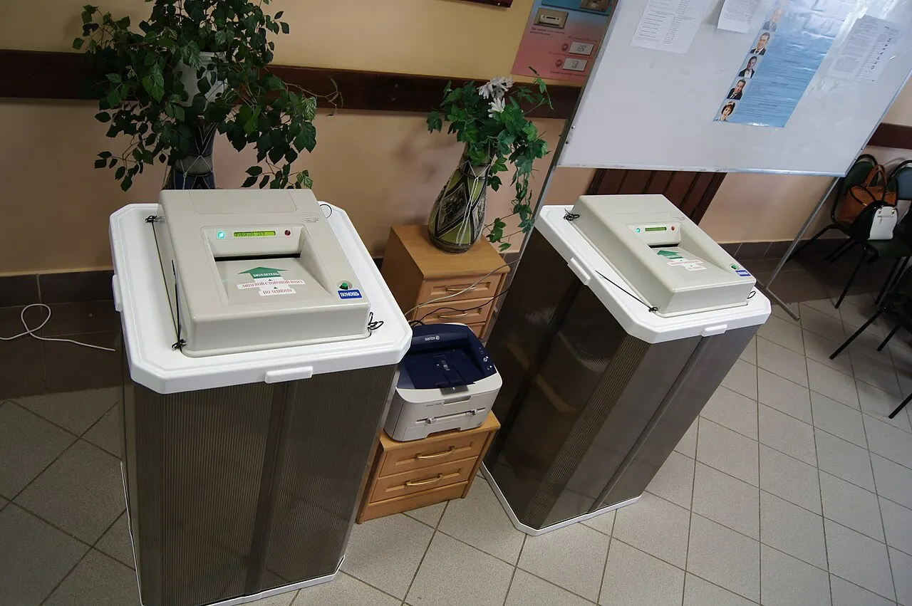 Из-за санкций по всей стране прекращено использование комплексов обработки бюллетеней; в Екатеринбурге выборы пройдут без KOIB.