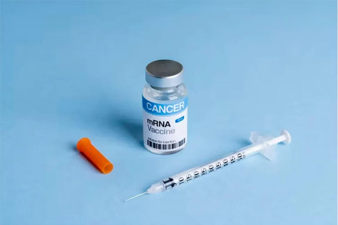 Moderna и Merck сообщили о успешных результатах персонализированной мРНК‑вакцины против меланомы; в России такие подходы включены в базовую программу ОМС.