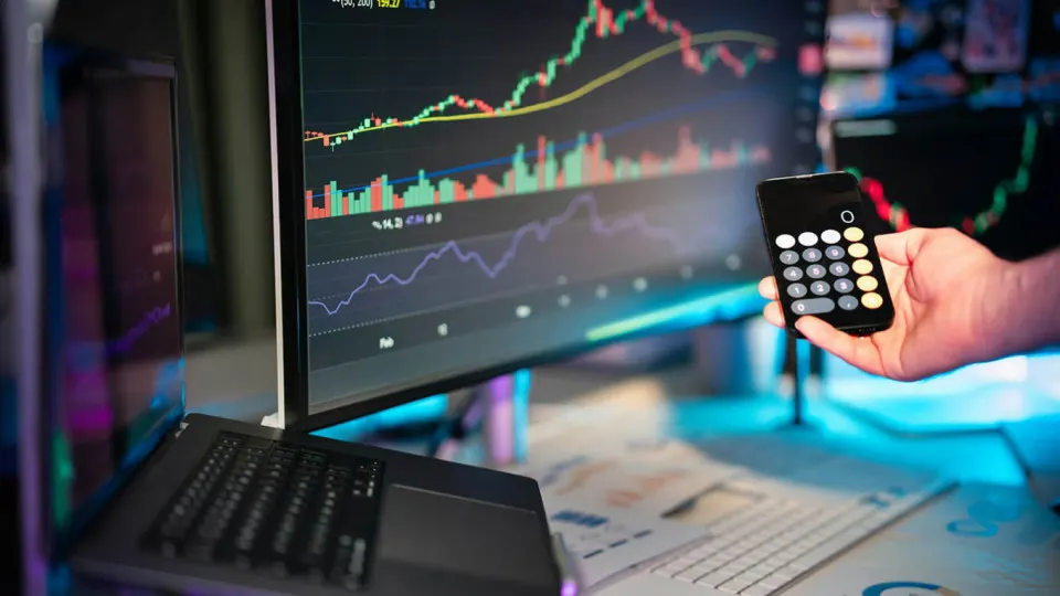 Риск возможных блокировок активов в USDT и планы России по развитию внутренней цифровой инфраструктуры на фоне санкций.
