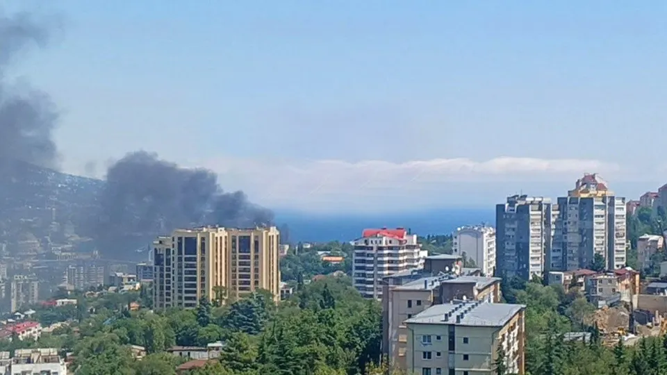 Беспилотные атаки на побережье Ялты вызвали крупный пожар на набережной; власти проводят эвакуацию и предупреждают о риске.