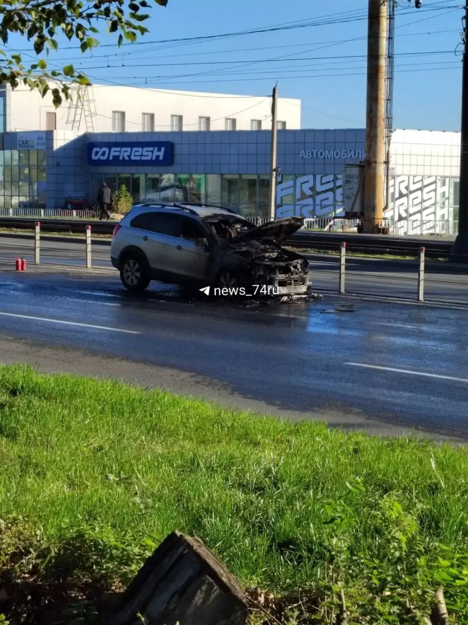 На Свердловском тракте произошел пожар в движении; по данным МЧС, задействована одна автоцистерна, три человека личного состава; пострадавших нет. Пожар локализован.