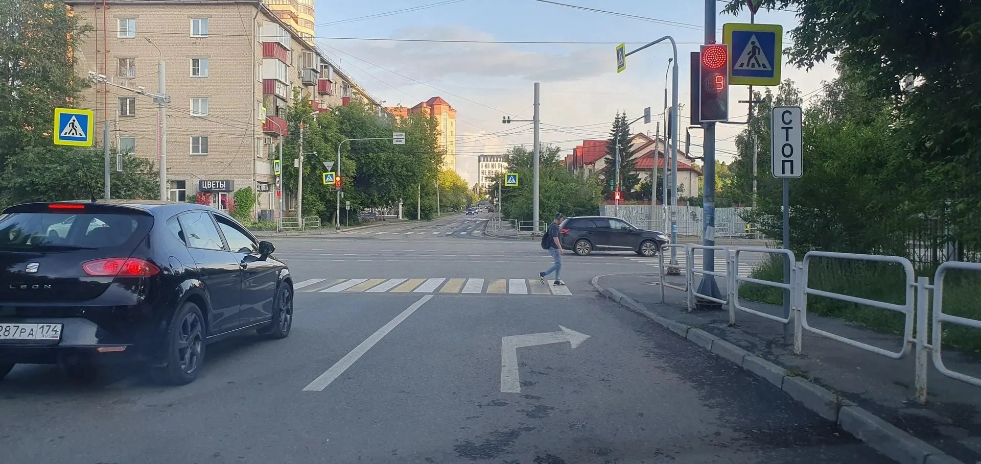 Движение у перекрестка в центре города регулируется камерами, разметки нет, а знак может прятаться за машинами. Как водителям соблюдать правила без видимой разметки?
