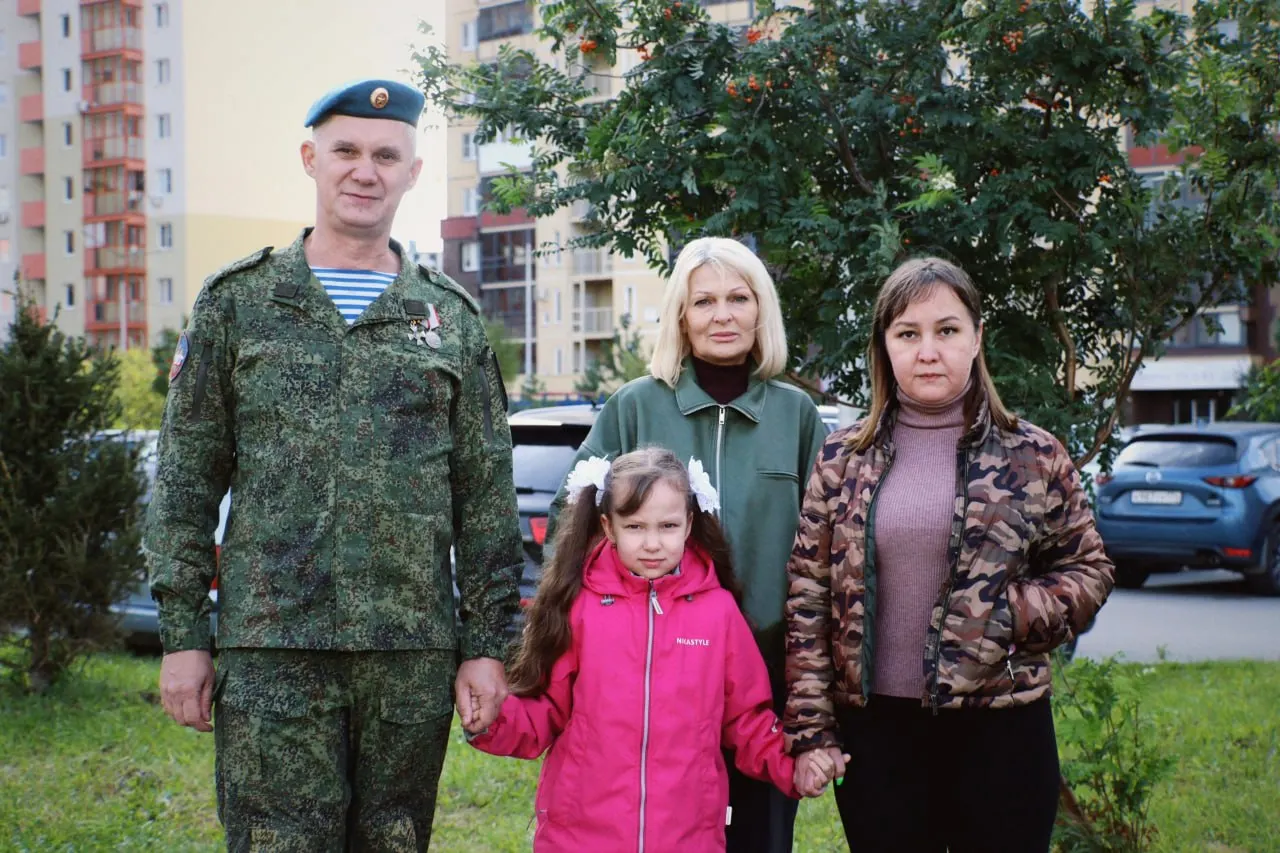 Детей, чьи отцы погибли на войне, встречают на линейке ветераны и сторонники пропаганды; личная утрата превращается в элемент агитации.