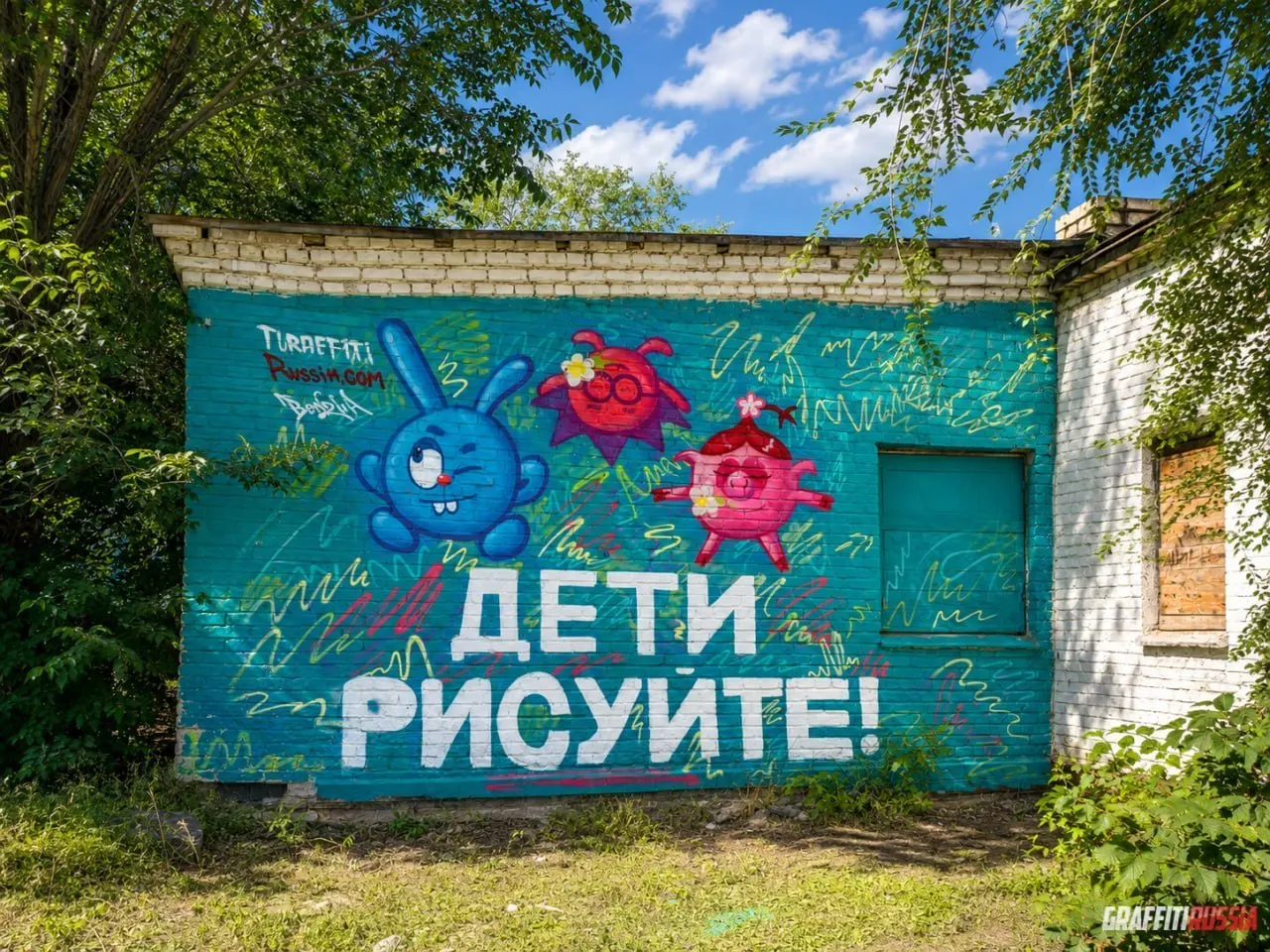 Уличные художники украсили фасад в знак поддержки 14-летней Ксении из Тульской области; событие вызвало разговоры о бережном отношении к творчеству детей.
