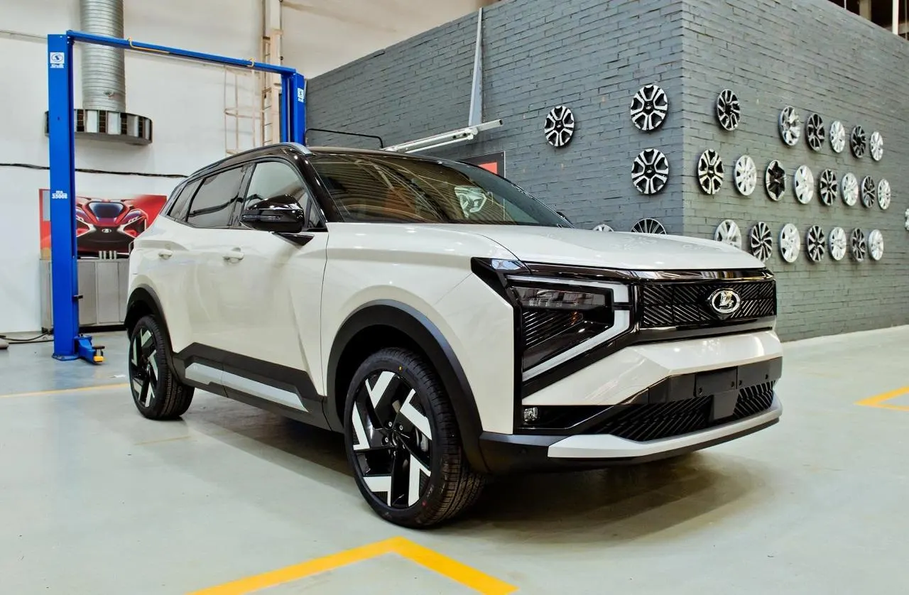 Lada Azimut — первый массовый кроссовер бренда в среднем ценовом сегменте. Старт производства запланирован на сентябрь, автомобили будут конкурировать с китайскими моделями.