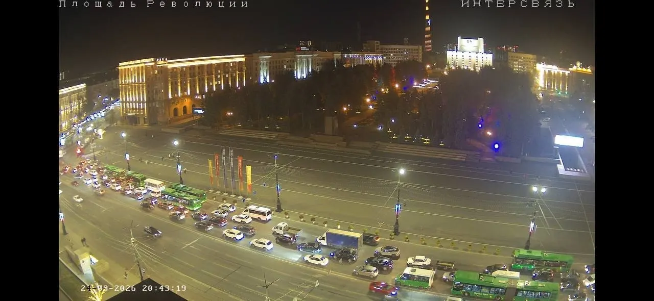 По данным очевидцев, сотрудник Госавтоинспекции пострадал в дорожно-транспортном происшествии; на площади образовалась крупная пробка.