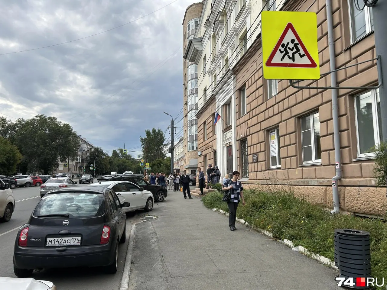 Суд вынес наказание по упрощённой схеме: три года колонии общего режима и штраф 300 тысяч рублей; общий ущерб — 263,9 млн рублей, параллельно рассмотрены дела других фигурантов.