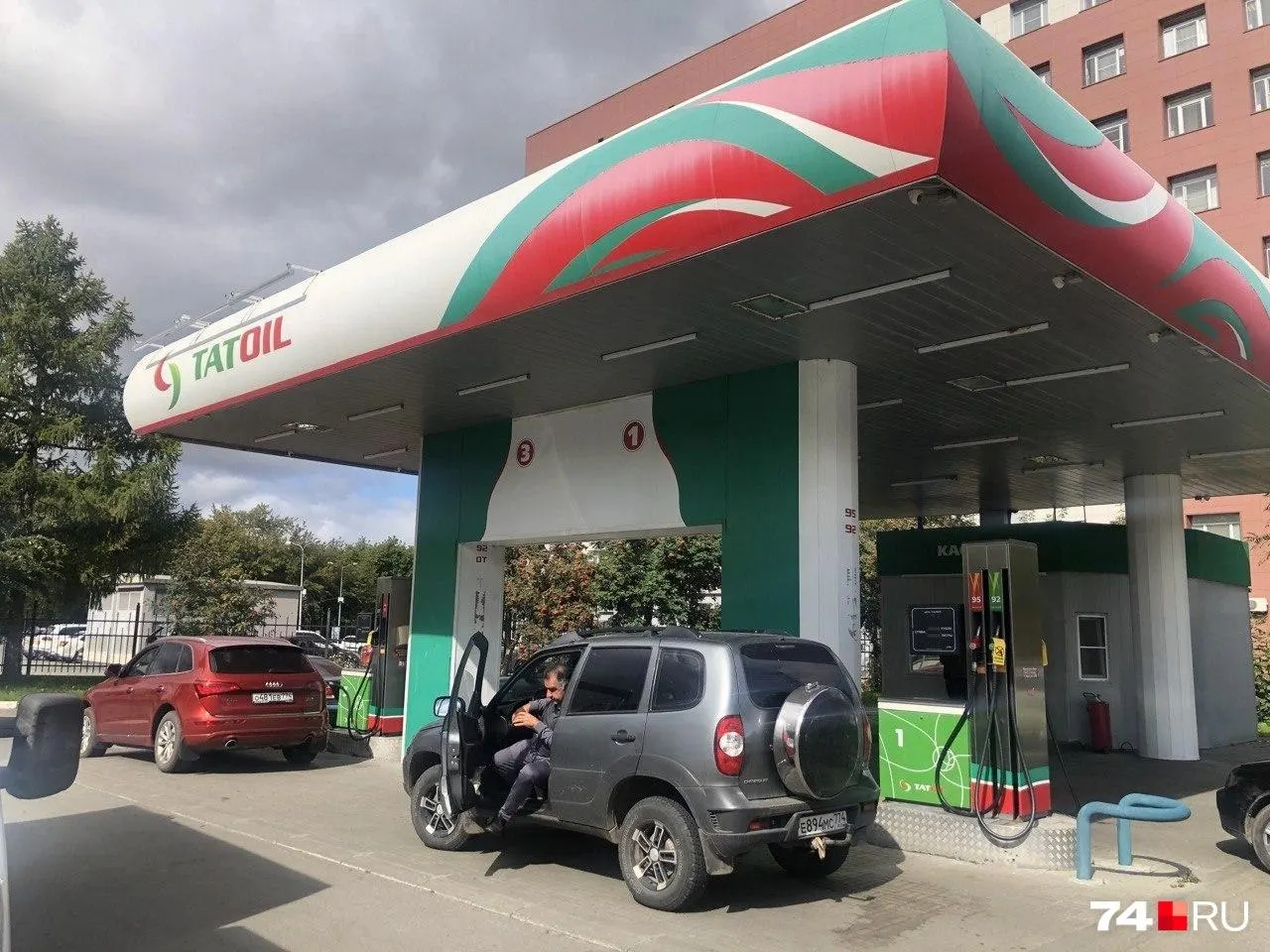 Компания Tatoil заявила о добровольной компенсации ущерба автомобилистам; общая сумма выплат близка к двум миллионам рублей, ранее ущерб оценивался в 100–200 тысяч рублей на каждого пострадавшего.