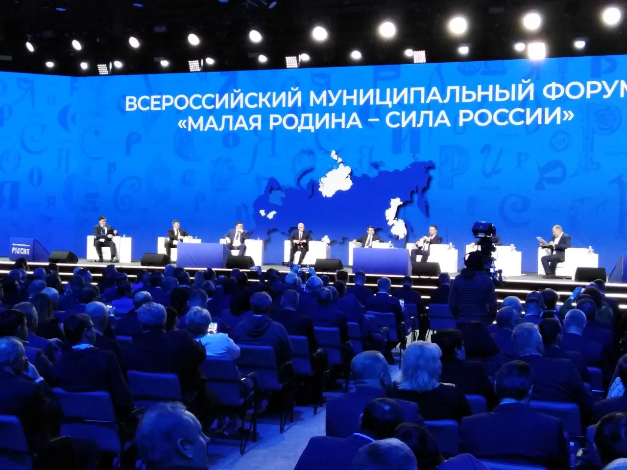 Указ закрепляет ежегодное проведение форума для муниципального сообщества и церемонию награждения, ответственность за организацию возложена на Сергея Кириенко.