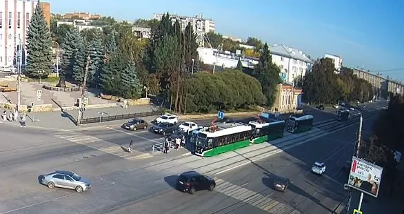 Движение трамваев у театра кукол временно прекращено. В диспетчерской сообщили, что работу трамваев возобновят после оформления ДТП, но по записям камер перевозка уже частично возвращается к маршруту.