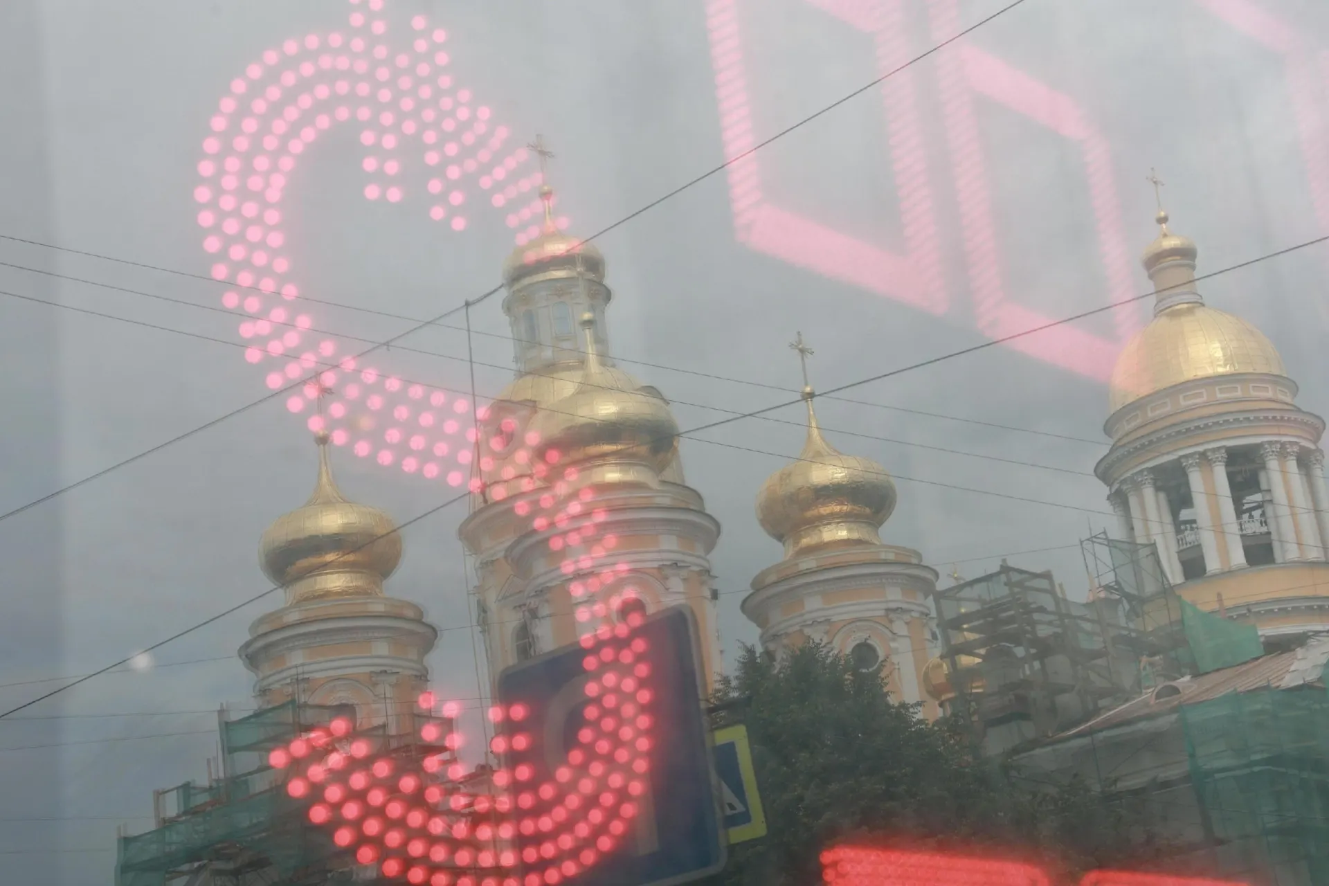 За лето курс рубля заметно снизился по отношению к доллару; эксперты оценивают риски и обсуждают дальнейшую динамику.