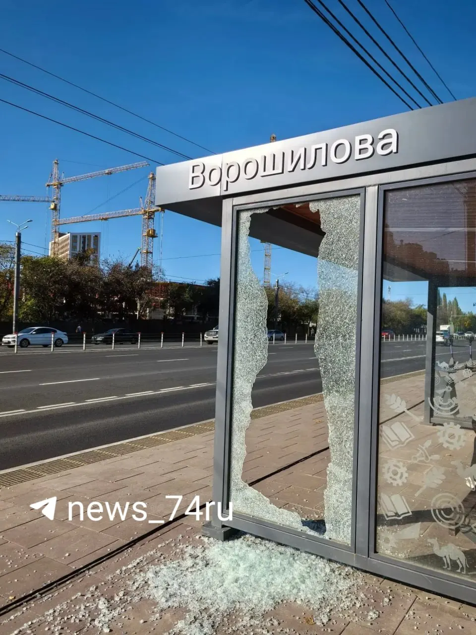 Очередной акт вандализма над остановочным павильоном на ул. Ворошилова; подрядчик уже заменяет остекление, в ближайшее время подадут заявление в полицию.
