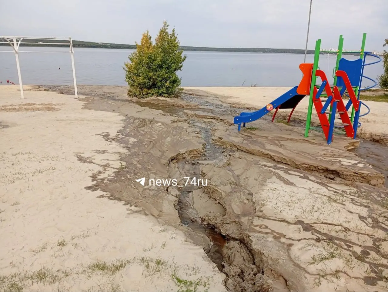 По словам очевидцев, из-под земли появился ручей, грязная вода попала в водохранилище; власти сообщили, что причиной стал повреждённый водовод, аварию обещают устранить.
