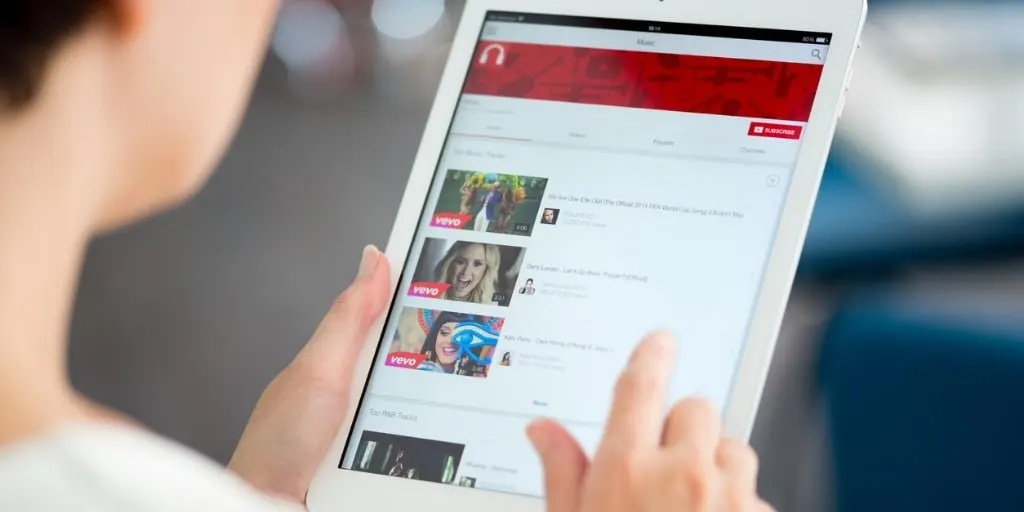 В первой половине 2026 года YouTube стал основным драйвером роста видеопотребления в России; общее время просмотра на ведущих платформах выросло, в то время как у конкурентов показатели снизились.