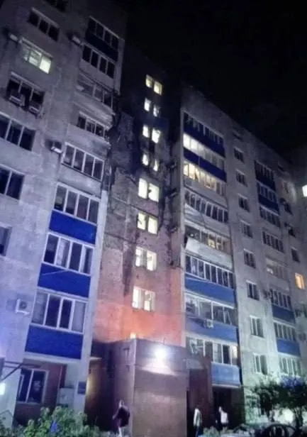 За ночь над регионами России уничтожено 516 беспилотников. Повреждены порт Усть-Луга и жилой дом в Новокуйбышевске; пострадавших нет, работают экстренные службы.