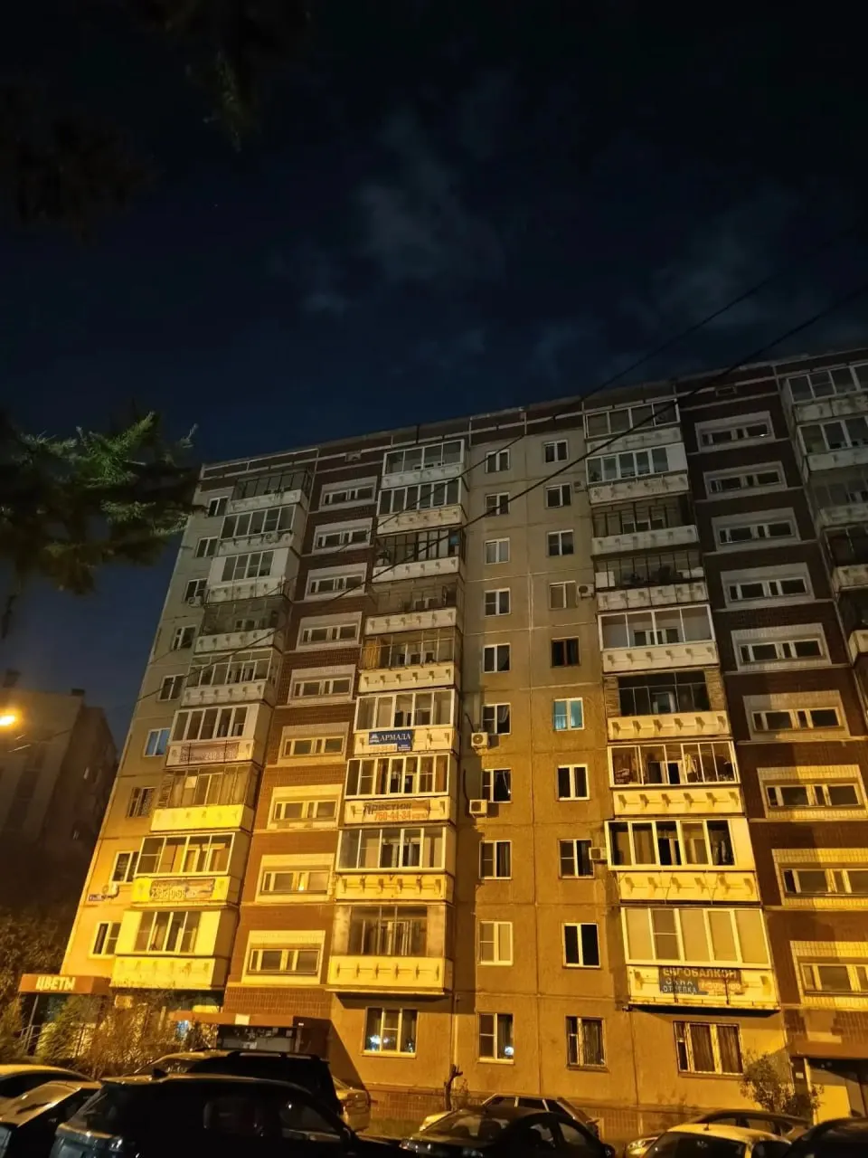 Несколько районов города испытывают отключения электроэнергии; восстановление обещано к полуночи.