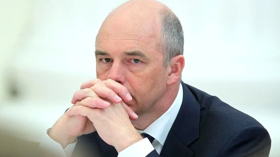 Прогноз дефицита бюджета на 2026 год ухудшается: разрыв между доходами и расходами может превысить 3% ВВП, а военные расходы продолжают расти, достигая значительных величин.