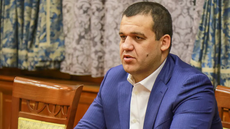 Близкий к руководству предприниматель активизирует сделки по долям в нефтебазах и компаниях, занимающихся перевозкой топлива, усиливая влияние на региональный топливный сектор.