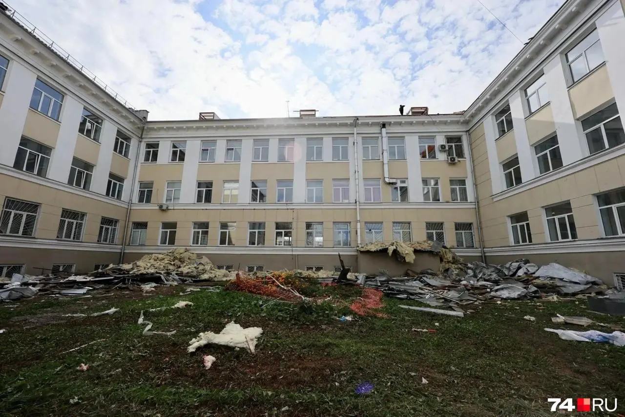 Пациенты жалуются на задержку ремонта кровли поликлиники ГКБ №8 на улице Горького: потолки мокнут, утеплитель разбросан, а подрядчик не завершает работы. Минздрав уверяет, что учреждение продолжает функционировать.
